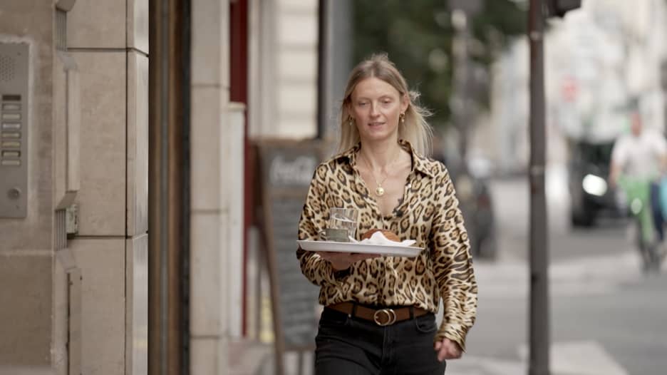 تعرّف إلى النادلة التي تشارك في تقليد باريسي عريق