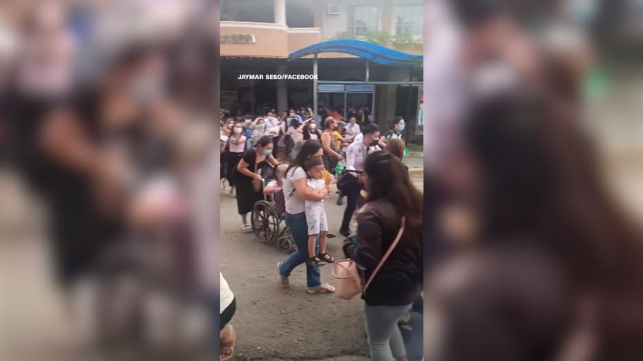 ذعر وخوف وسقف مبنى يهتز بعنف.. زلزال هائل يضرب الفلبين ويدفع الناس للفرار إلى الشوارع