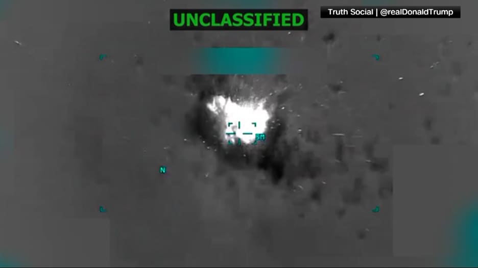 فيديو يظهر لحظة قصف الجيش الأمريكي قاربًا قبالة سواحل فنزويلا