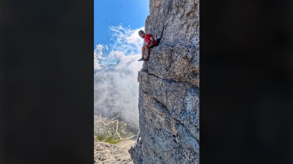 ستشعر بالدوار.. فيديو لمغامر فلسطيني جالس في أعالي شاهقة تذهل مئات الآلاف عبر الإنترنت
