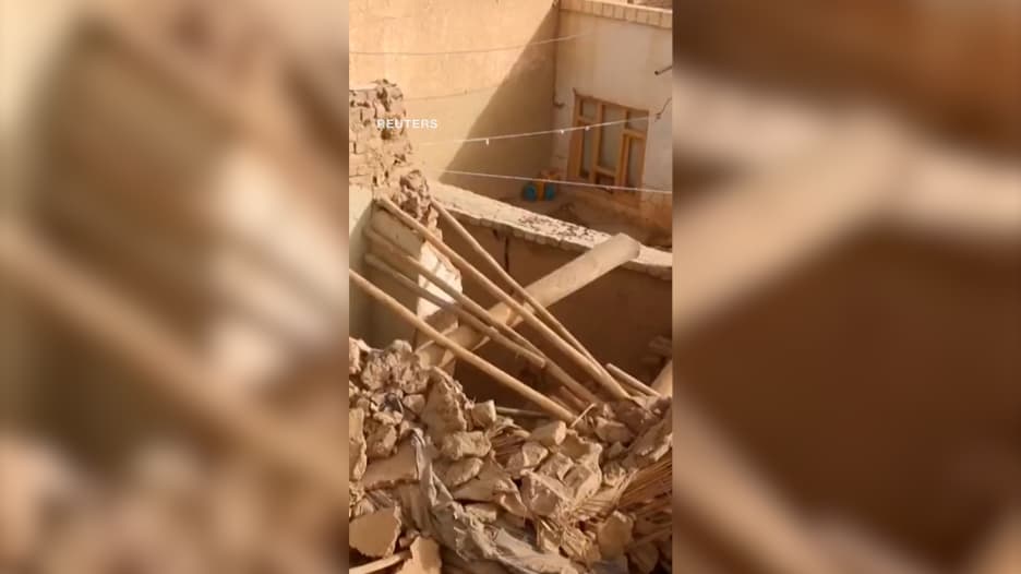 زلزال بقوة 6.3 درجة يضرب أفغانستان.. شاهد الدمار الذي خلفه