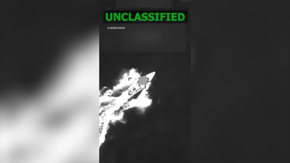 لحظة تدمير الجيش الأمريكي قارب مخدرات في الكاريبي