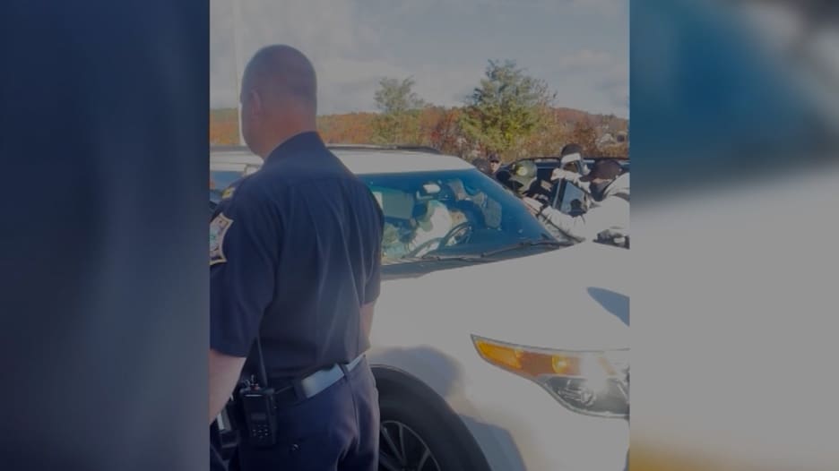 فيديو يرصد إصابة رجل بما يبدو نوبة صرع أثناء اعتقال لضباط الهجرة في أمريكا