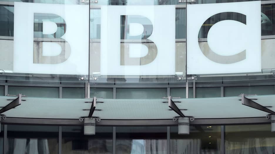 فيديو معدّل لخطاب ترامب عرض قبل عام يطيح بمسؤولين في BBC الآن.. ما القصة؟