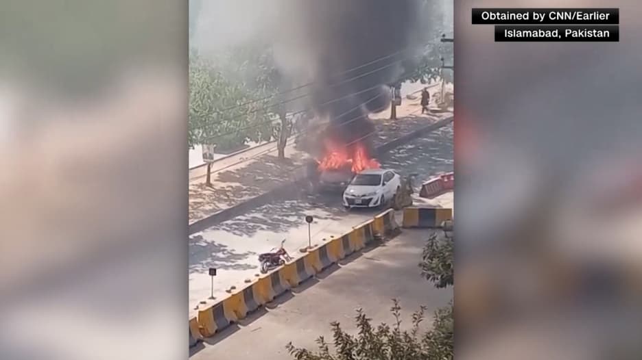 اللحظات الأولى بعد انفجار مميت وقع خارج محكمة بإسلام آباد بباكستان