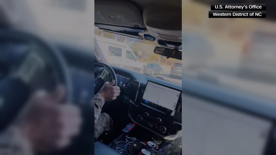 اقتحمت طريقهم فجأة.. شاهد شاحنة صغيرة تحاول الاصطدام بمركبة قوات الهجرة بأمريكا