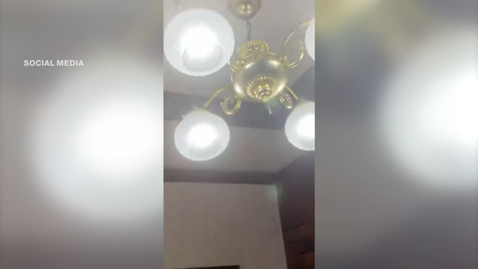 شاهد.. مراسلة CNN تنقل ما حدث بطوكيو عندما ضرب زلزال قرب اليابان