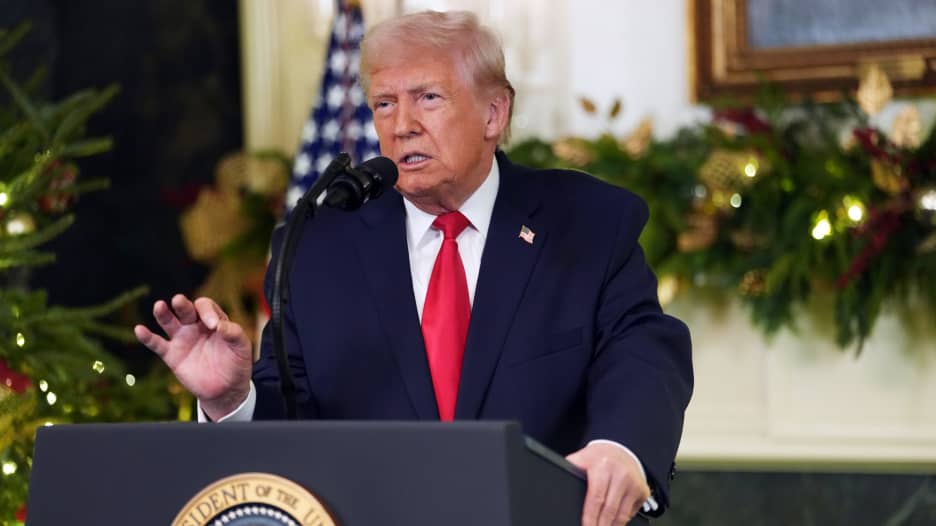 من تخفيض الفائدة إلى "مكافأة المحارب".. أبرز وعود ترامب لعام 2026