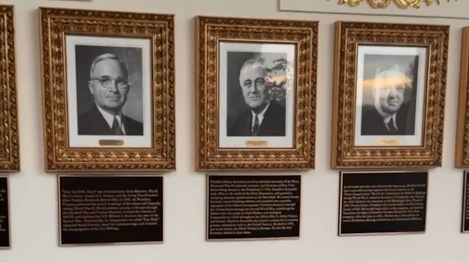 بعضها يتضمن إهانات.. ترامب يعرض لوحات جديدة على "ممشى المشاهير الرئاسي"