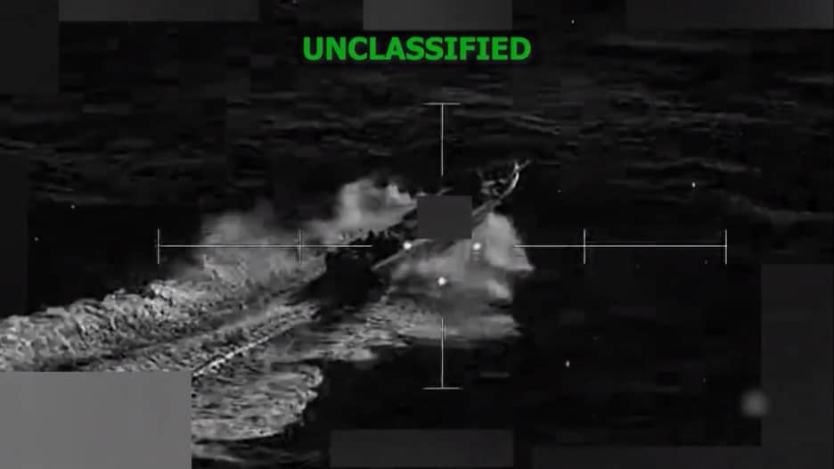 لحظة تدمير الجيش الأمريكي قارب مخدرات مزعوم وسط البحر