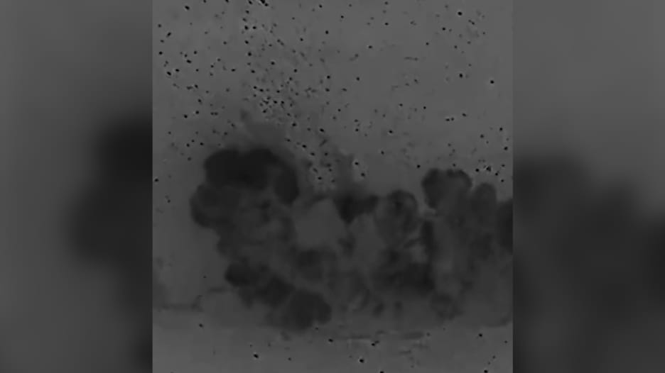 لحظة استهداف أمريكا لمواقع يُزعم أنها لداعش في سوريا.. وهذا ما قاله ترامب بشأنها