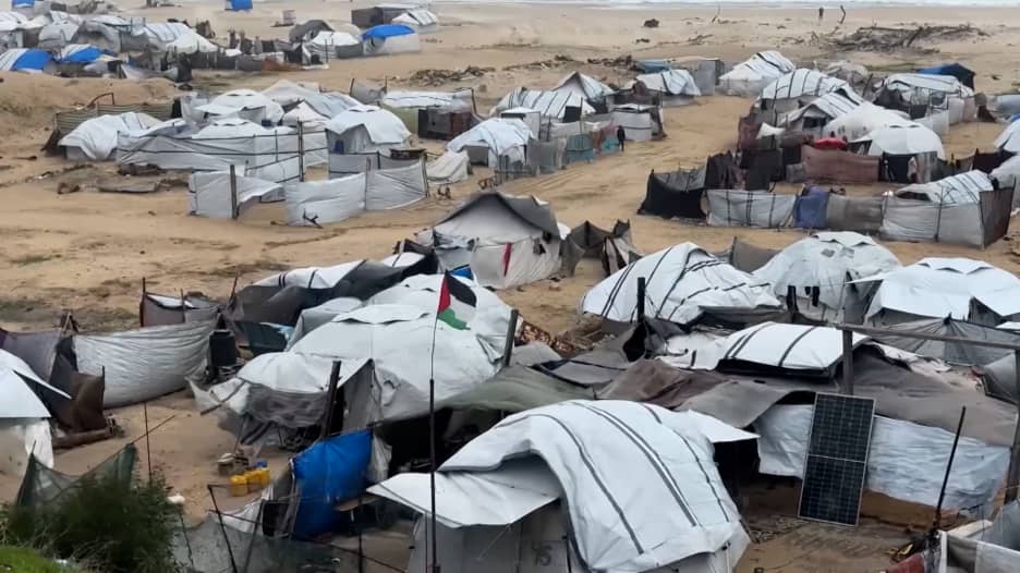 بين أنقاض المنازل وخيام ممزقة.. سكان غزة يواجهون مأساة جديدة تحت الأمطار