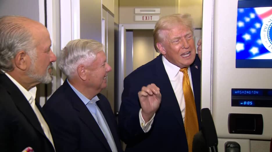 شاهد كيف تحدث ترامب عن غرينلاند لصحفيين على متن طائرة الرئاسة