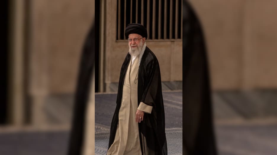 هل تستهدف واشنطن المرشد الإيراني كما فعلت مع رئيس فنزويلا نيكولاس مادورو؟ مراسل CNN يوضح