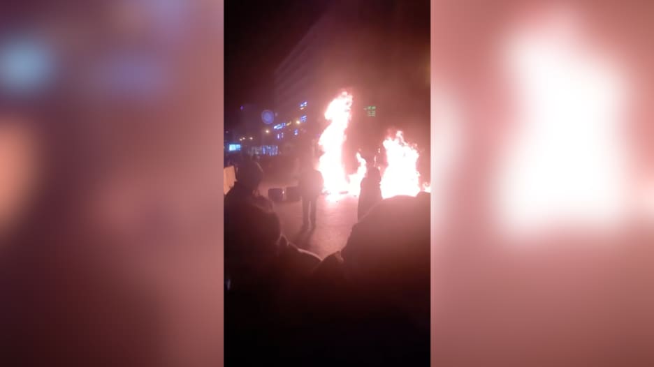 كيف تحولت احتجاجات إيران إلى موجة غير مسبوقة عمت أنحاء البلاد؟