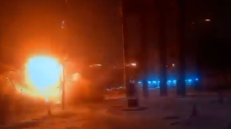 رصدتها كاميرا.. عاملة نظافة أوكرانية تواصل عملها بعد وقوع انفجار قريب منها