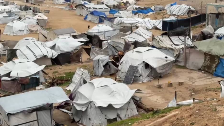 شاهد.. انهيار مبان فوق خيام في غزة وسط عاصفة شتوية عاتية