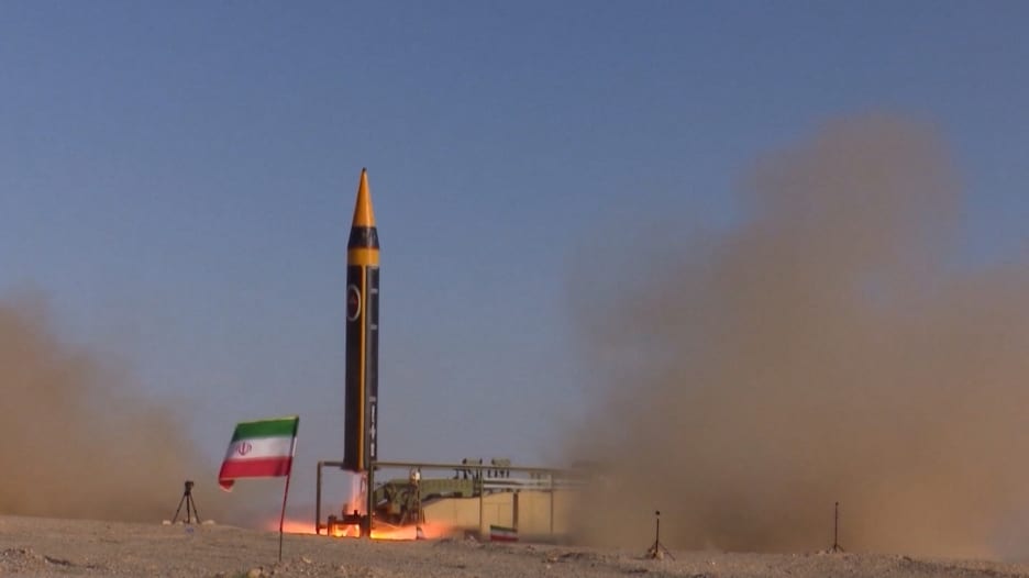 مع انطلاق المفاوضات في عُمان.. أمريكا تحشد عسكرياً وإيران تكشف عن أحدث صواريخها الباليستية