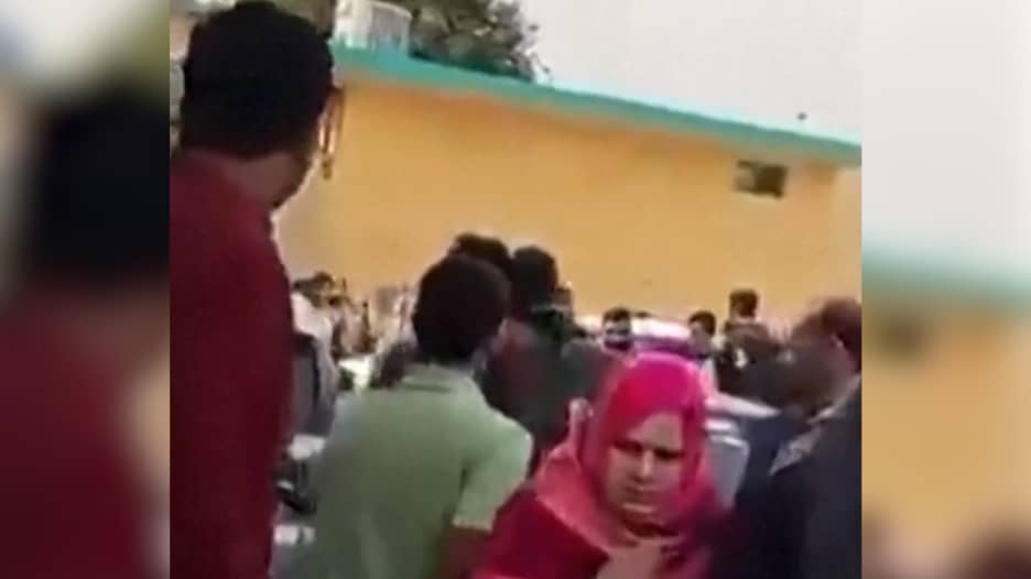 شاهد.. لحظات ما بعد التفجير الانتحاري بمسجد شيعي في باكستان