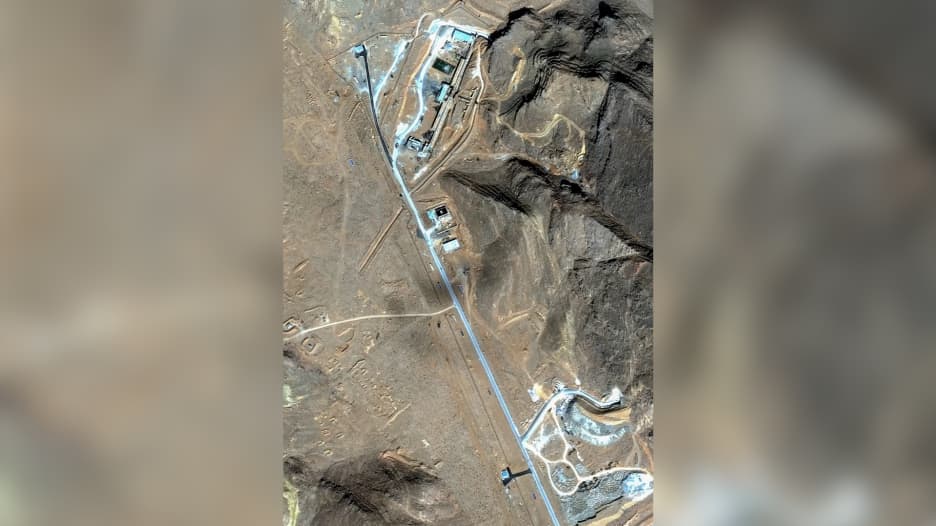 تحليل يكشف من صور الأقمار الصناعية كيف تستعد إيران لهجوم أمريكي محتمل