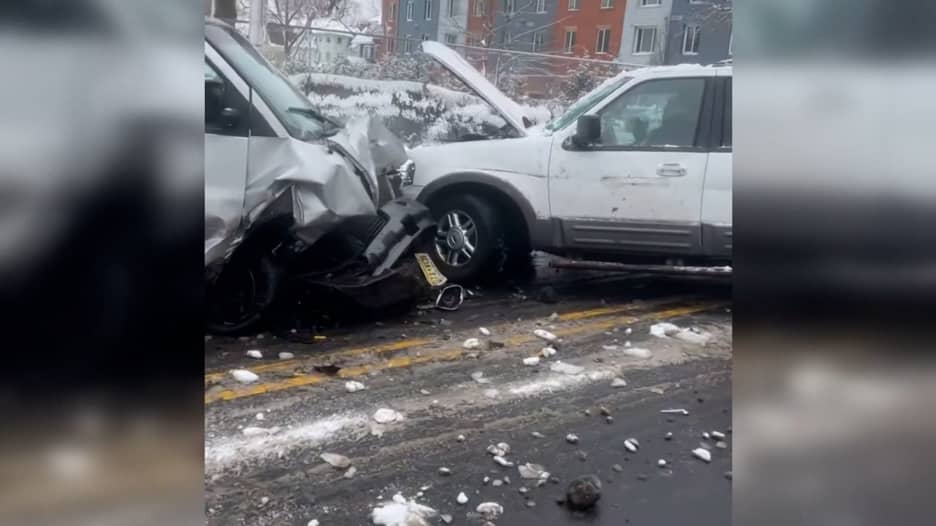 مطاردة من قبل إدارة الهجرة والجمارك الأمريكية تؤدي إلى حادث تصادم متعدد المركبات