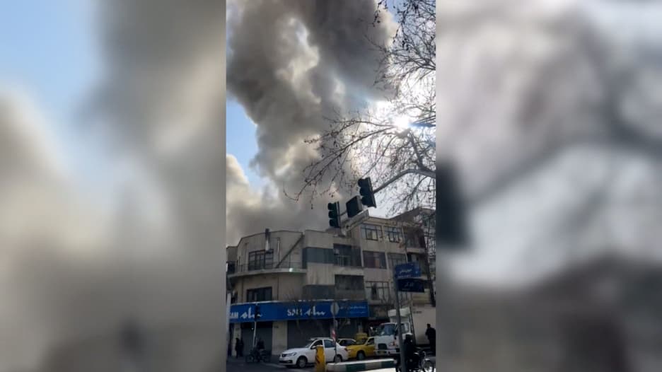 انفجارات في عدة مدن إيرانية وأعمدة الدخان تتصاعد من طهران