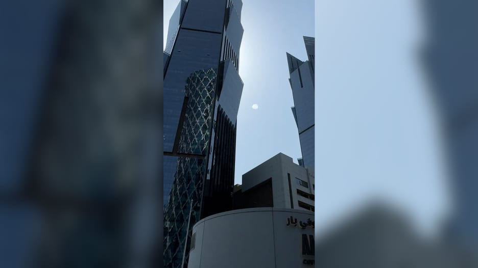 شاهد ما رصده مراسل CNN في الدوحة لحظة هجوم صاروخي من إيران