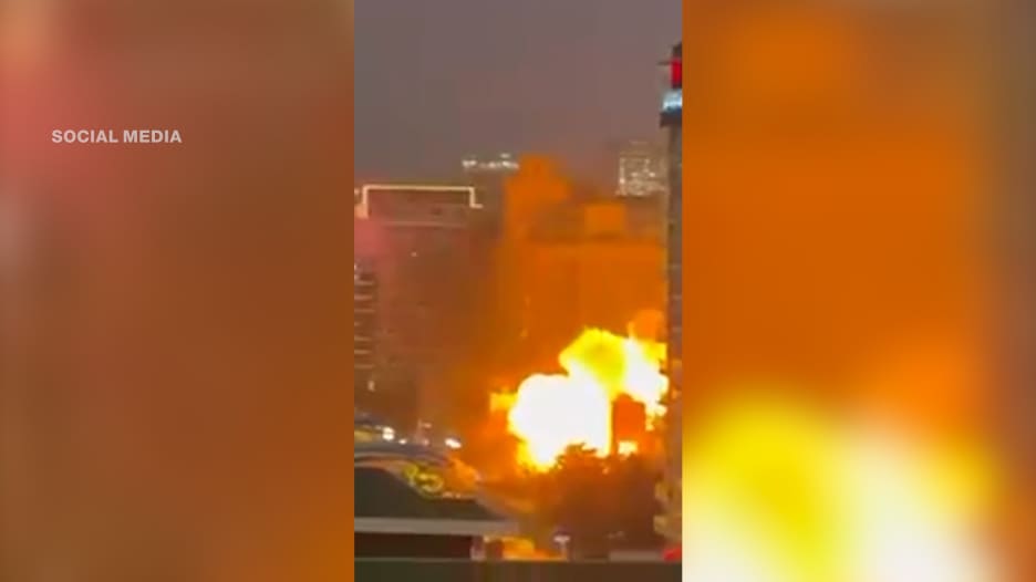 شاهد.. سقوط "درون" أمام فندق في دبي واندلاع نيران