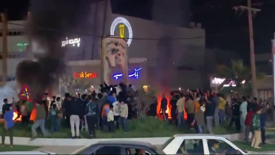 شاهد.. لحظات لاحتفال إيرانيين في الشوارع بعد إعلان مقتل خامنئي