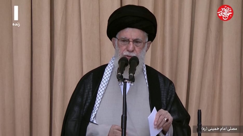 حكم إيران لـ36 عامًا.. من هو المرشد الأعلى الإيراني علي خامنئي؟