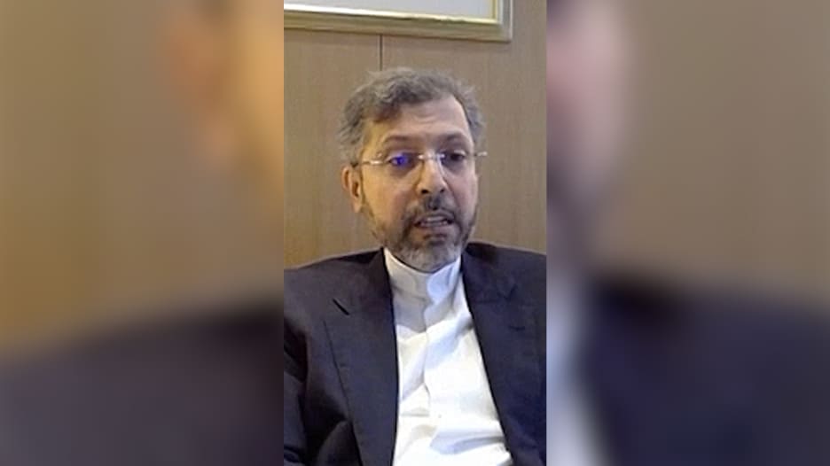 مذيع CNN لمسؤول إيراني: لماذا تقصفون أهدافًا في دول الخليج؟ شاهد كيف رد