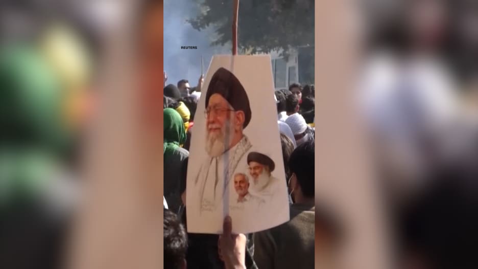 فوضى ودماء أمام القنصلية الأمريكية.. مقتل خامنئي يشعل مظاهرات عنيفة في باكستان