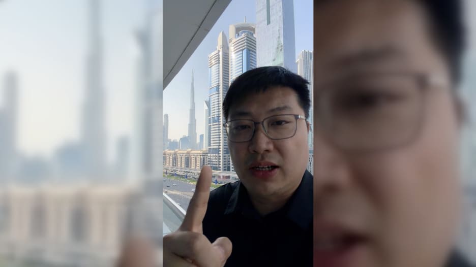 "إحساس بالعجز".. سائح صيني عالق في دبي مع عائلته يروي تفاصيل تجربته