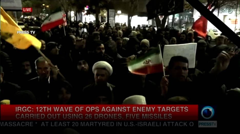 ترامب يحذر إيران: "ستمطر قنابل".. وشوارع طهران تمتلئ بالحشود احتجاجًا على مقتل خامنئي