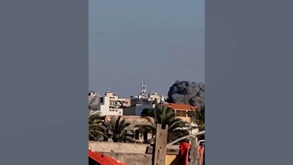 انهيار مبنى شاهق بعد غارة إسرائيلية في جنوب لبنان