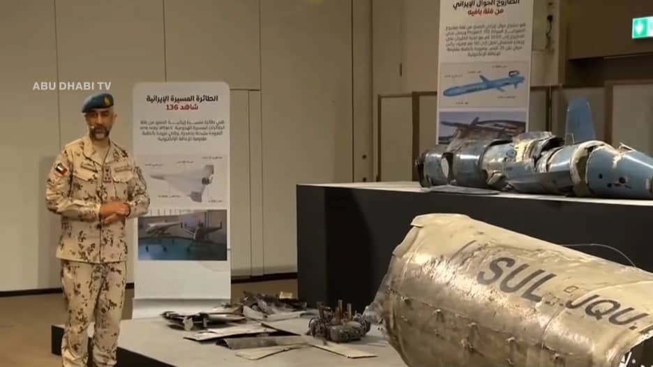 شاهد.. وزارة الدفاع الإماراتية تعرض بقايا صواريخ ومسيرات إيرانية تصدت لها