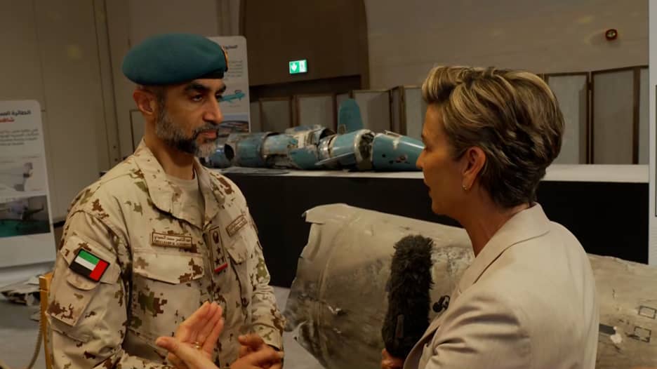 كاميرا CNN تعاين حطام صواريخ ومسيّرات إيرانية أسقطها الجيش الإماراتي