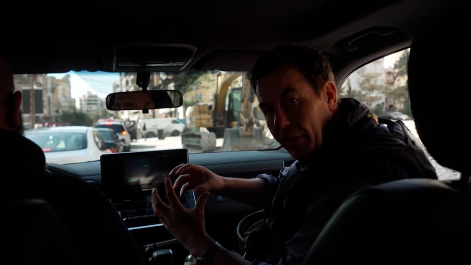 شاهد رد فعل فريق CNN في جنوب بيروت لحظة التحذير من غارة إسرائلية وشيكة