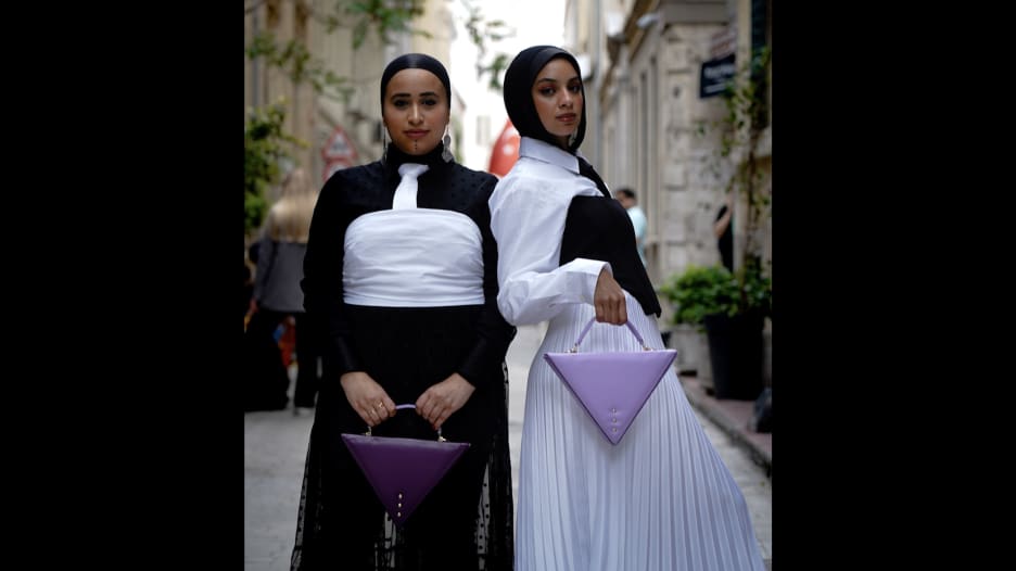 شابة أردنية تحول الأشكال الهندسية إلى حقائب جريئة وتلفت أنظار المشاهير