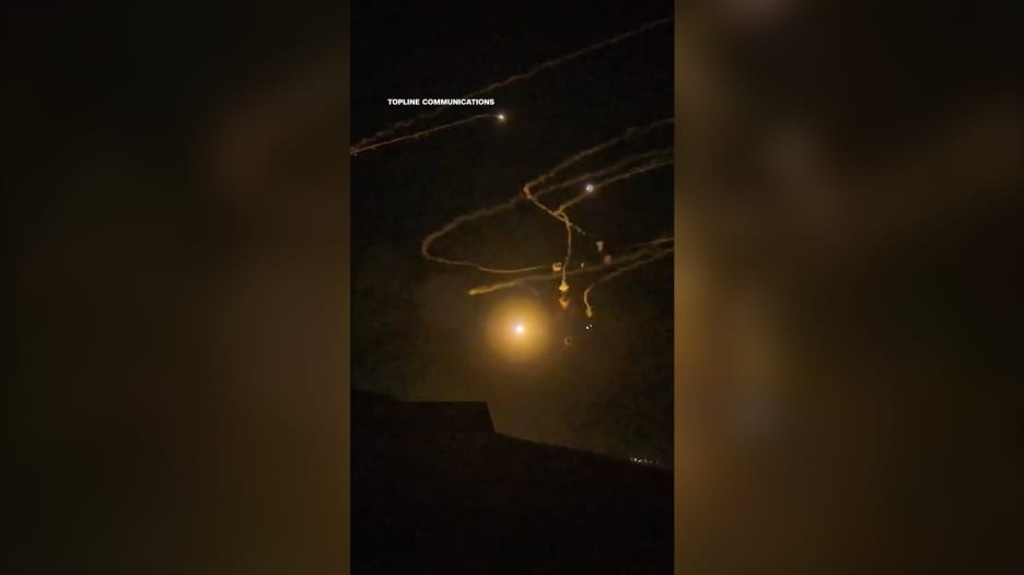 اشتباكات عنيفة بين إسرائيل وحزب الله على الحدود.. شاهد ما رصدته CNN