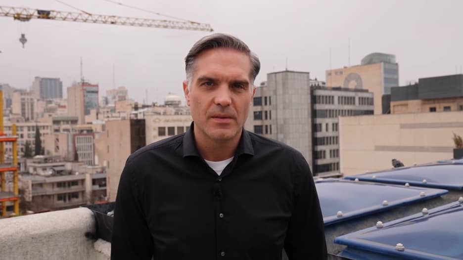 طاقم CNN في طهران يشهد عدة موجات من الغارات الجوية العنيفة