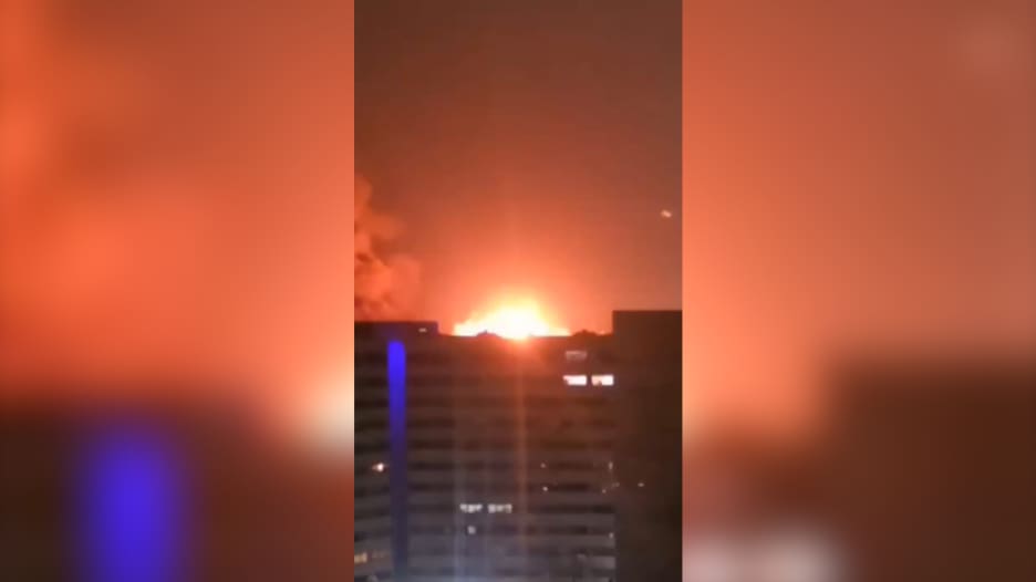 إيران.. كاميرا توثق انفجارات متتالية قرب مطار في طهران