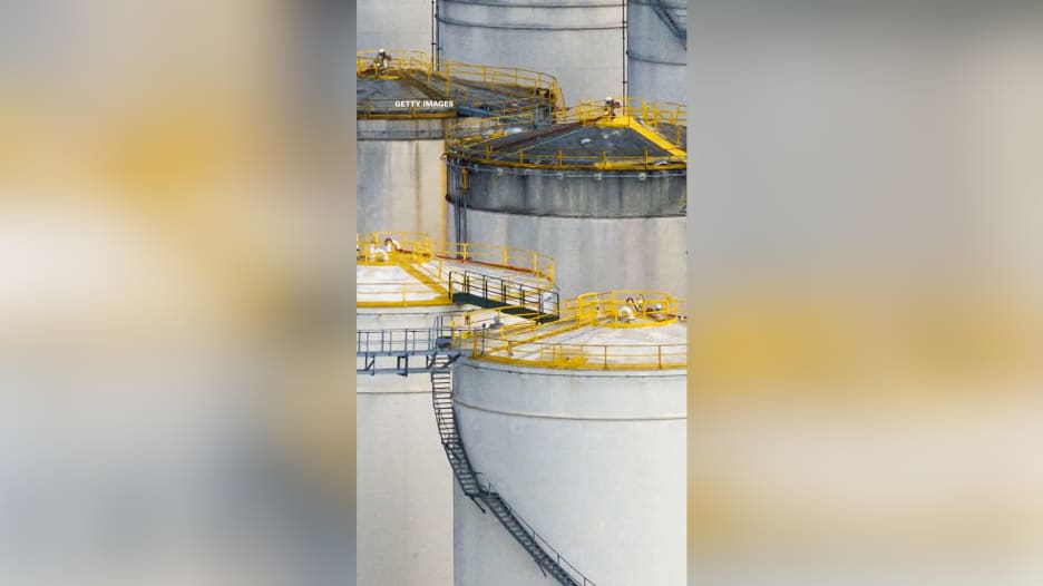 ما دلالات الإفراج عن 400 مليون برميل نفط وكيف يقارن بحرب الخليج الأولى؟