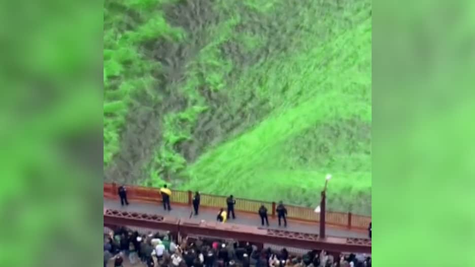 نهر شيكاغو الأمريكي يكتسي باللون الأخضر.. شاهد السبب