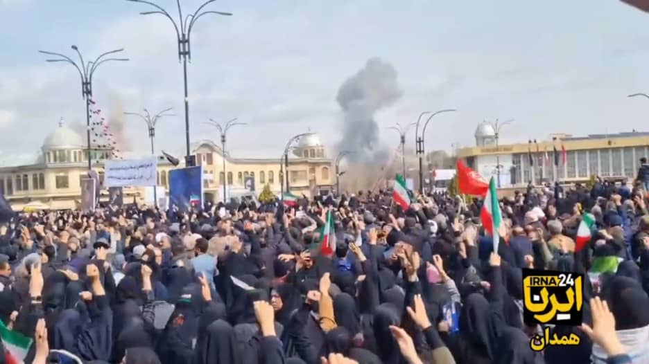 حشود إيرانية تهتف "الله أكبر" و"الموت لأمريكا" بعد غارات جوية بالقرب من تجمعهم في همدان