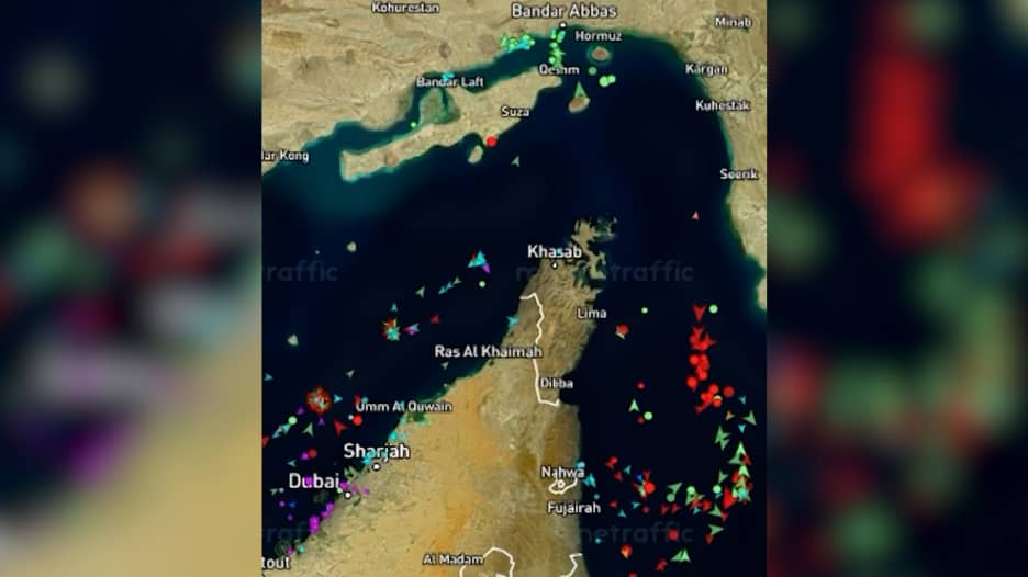 هل تستطيع إيران زعزعة استقرار الـ"بترودولار" بتحويل تداول النفط إلى عملة اليوان الصيني بدل الدولار الأمريكي؟