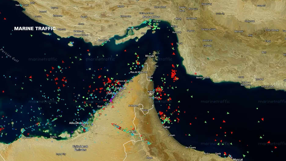 ما الذي يحدث حقًا في مضيق هرمز؟ إليكم ما كشفته بيانات الملاحة