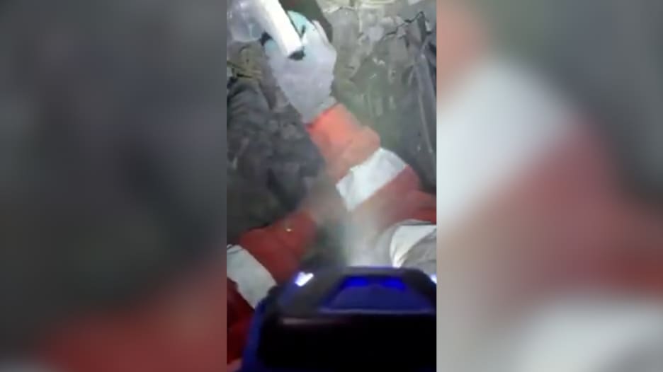 شاهد.. امرأة محاصرة تحت الركام في طهران تسأل: هل طفلي ما زال حيًّا؟