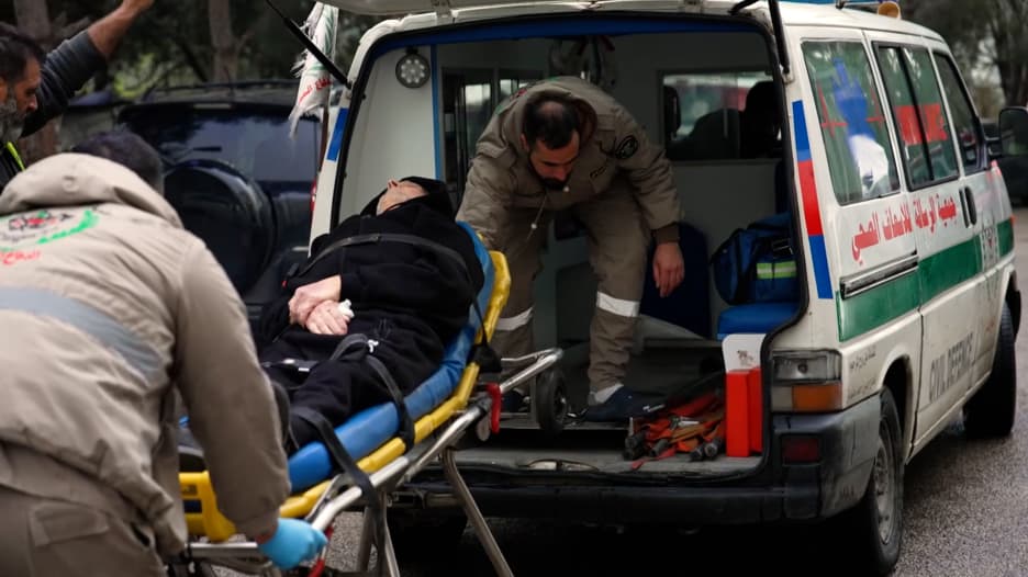 يفاضلون بين سلامتهم والضحايا.. شاهد ما يكابده مسعفو لبنان في النبطية وسط الغارات الإسرائيلية