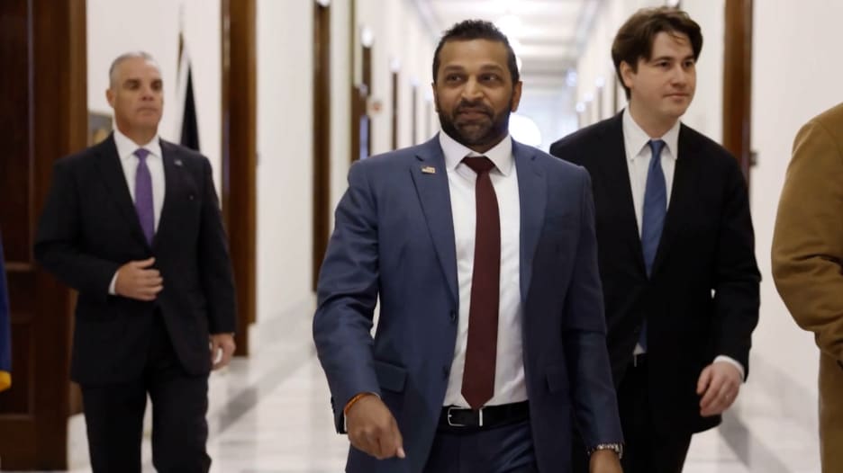 قراصنة مرتبطون بإيران يخترقون البريد الشخصي لمدير الـFBI.. إليكم ما نعلمه